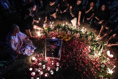 Un grupo de gente rinde homenaje en memoria del fallecido monarca tailandés Bhumibol Adulyadej con motivo del día de su nacimiento frente al Gran Palacio en Bangkok (Tailandia).