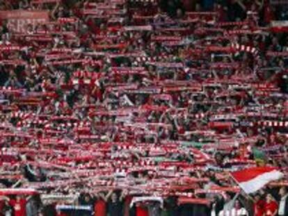 Aficionados del Bayern de Munich apoyan a su equipo durante su enfrentamiento con el Manchester United en cuartos de la Champions League.  