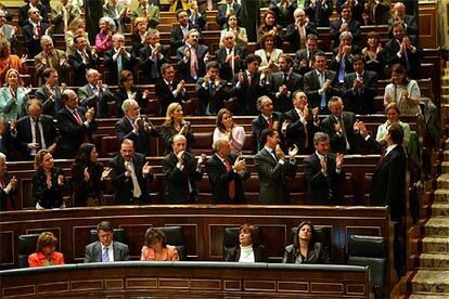 Los diputados del PP aplauden a su líder, Mariano Rajoy, después de su intervención en la que calificó el texto de "reforma constitucional encubierta".