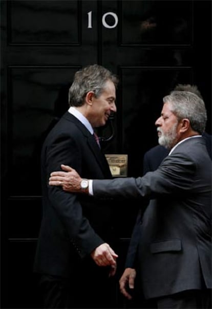 Tony Blair despide a Lula da Silva tras el encuentro que han mantenido en Londres.