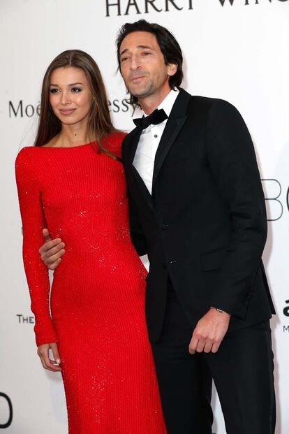 El actor Adrien Brody posa con su nueva novia, Lara Lieto