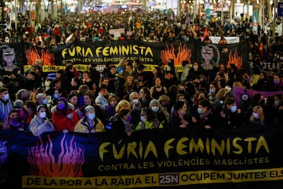 Las voces de protesta resuenan después de que el año pasado este tipo de convocatorias se vieran frustradas debido a las restricciones impuestas por la pandemia del coronavirus. En la imagen, cabeza de la manifestación en Barcelona.