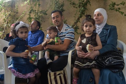 Refugiados sirios en Líbano, ayer, preparados para su viaje a España