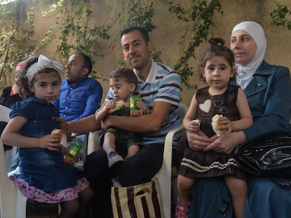 Refugiados sirios en Líbano, ayer, preparados para su viaje a España