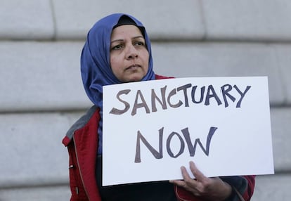 Una mujer frente al Ayuntamiento de San Francisco, el martes, en apoyo a las ciudades santuario.