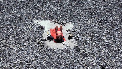 Una mujer en una playa en Niza (Francia).