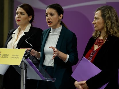 La ministra de Igualdad, Irene Montero (c), la delegada del Gobierno contra la Violencia de Género, Victoria Rosell (d) y la secretaria de Estado de Igualdad y contra la violencia de género, Ángela Rodríguez, en rueda de prensa después de la reunión del comité de crisis para evaluar los asesinatos machistas cometidos en España en enero de 2023.