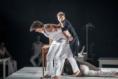Billy Budd (Ian Rucker) é segurado pelo Capitão Vere (Christopher Sokolowski) após dar um soco em John Claggart (Joshua Bloom) até a morte enquanto ele estava deitado no chão durante a apresentação de 'Billy Budd' no sábado, no Festival de Aix-en-Provence.