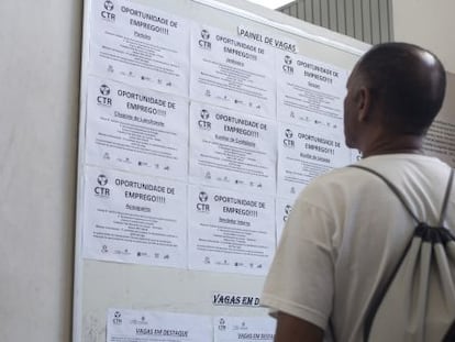 Homem olha painel de oferta de empregos em S&atilde;o Bernardo (SP)