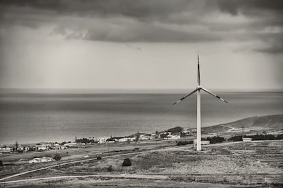 En Porto Santo se construyó el primer parque eólico de Portugal, en 1986. El Gobierno de Madeira ha lanzado en esta isla el proyecto 'Smart Fossil Free Island', cuyo objetivo es optimizar los recursos naturales existentes apostando por las energías renovables. Tres son los retos para 2020: aumentar un 85% la contribución de los recursos energéticos renovables, reducir un 30% las emisiones de dióxido de carbono, y un 25 % el consumo de combustibles fósiles.