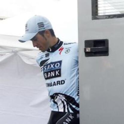 Alberto Contador, tras un control antidopaje en el Tour del año pasado.