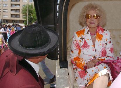 Cayetana de Alba pasea en un carruaje por el Real, durante la Feria de Abril de Sevilla en 2005