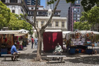 Apenas hay gente en Green Market Square, plaza emblemática y favorita de los turistas extranjeros. En otros momentos del año, aquí se agolpan alrededor de 200 puestos de artesanía africana: las telas de colores, los abalorios, los utensilios de madera para la cocina, las pinturas… Pero a la mayoría de comerciantes ya no le compensa abrir el quiosco, así que ahora en la plaza solo quedan unos 20 ―muy distanciados unos de otros, eso sí, por las medidas de prevención coronavírica―.