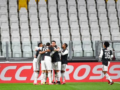 Los jugadores de la Juventus felicitan a Ramsey por su gol al Inter en el estadio vacío.