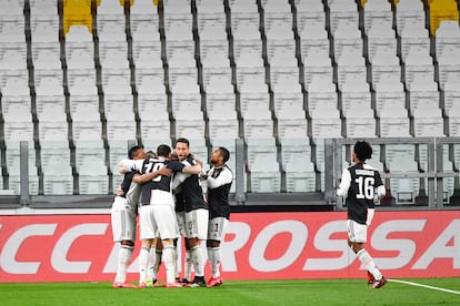 Los jugadores de la Juventus felicitan a Ramsey por su gol al Inter en el estadio vacío.