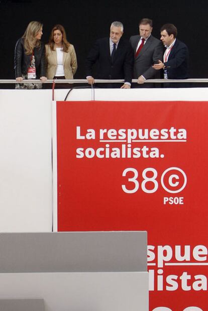 José Antonio Griñán (centro) y Marcelino Iglesias, ayer en el hotel de Sevilla sede del congreso.