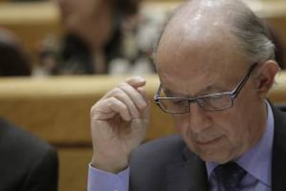 El ministro de Hacienda, Cristóbal Montoro, durante la sesión de control al Gobierno que se celebra esta tarde en el pleno de la Cámara Alta.