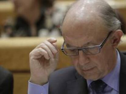 El ministro de Hacienda, Cristóbal Montoro, durante la sesión de control al Gobierno que se celebra esta tarde en el pleno de la Cámara Alta.