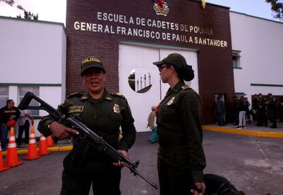 Personal de la policía colombiana, a la entrada de la Escuela de Cadetes General Santander, donde se ha producido el atentado, en la capital colombiana.