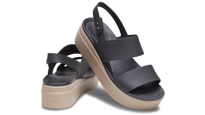 Las chanclas Crocs Brooklyn Low Wedge tienen dos tecnologías innovadoras tanto en la pisada como en la plantilla.