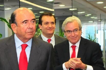 Emilio Botín y Francisco Luzón, presidente y director general del Santander, visitan una sucursal, tras el terremoto, en Chile.