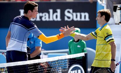 Milos Raonic (I) saluda a Tommy Robredo.