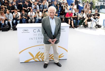 El productor francés Marin Karmitz posa para los fotógrafos con motivo del homenaje que le rindió el festival de Cannes en su 71 edición, el 11 de mayo de 2018.