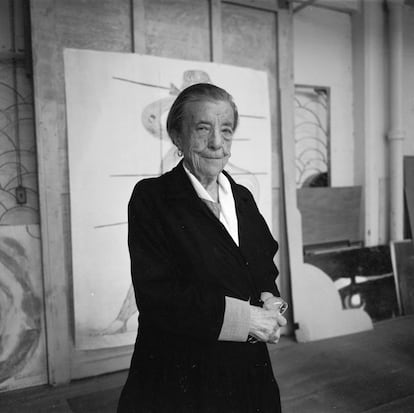 Louise Bourgeois en su estudio en Brooklyn, Nueva York, en 1993.
