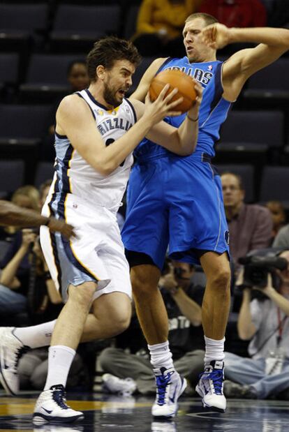 Marc Gasol, jugador de los Memphis, esquiva al defensa de los Dallas Dirk Nowitzki.