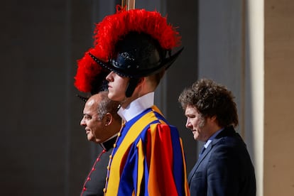 Milei abandona El Vaticano tras su encuentro con el papa Francisco. 