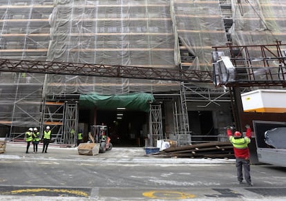 Exterior del complejo de Canalejas, visto desde los primeros números de la calle de Alcalá de Madrid. Las obras, iniciadas en septiembre de 2014, convertirán siete edificios históricos en una galería comercial, el primer hotel Four Seasons de España y 22 viviendas de lujo.