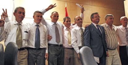 Los primeros disidentes cubanos que llegaron a España hace un año, el 13 de julio de 2010 en el aeropuerto de Barajas.
