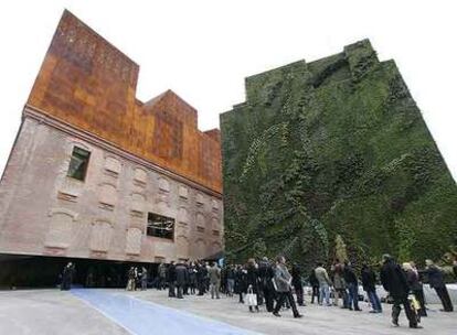 El edificio de los arquitectos Herzog & de Meuron, sede de CaixaForum en Madrid, durante la inauguración.