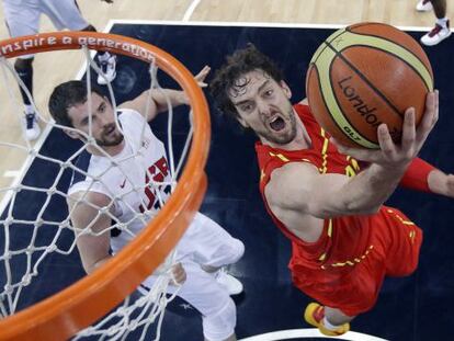 Paul Gasol machaca ante Kevin Love, en la final de los JJOO de 2012.