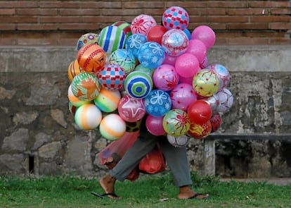 Un vendedor de globos busca clientes en Colombo, Sri Lanka.