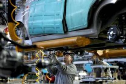 Un hombre trabaja en la fábrica de automóviles Craiova, en Craiova. EFE/Archivo