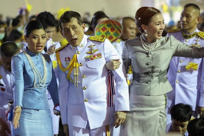 El rey de Tailandia Maha Vajiralongkorn junto a su hija, la princesa Sirivannavari Nariratan y, a la derecha, la reina Suthida en Bangkok el domingo.