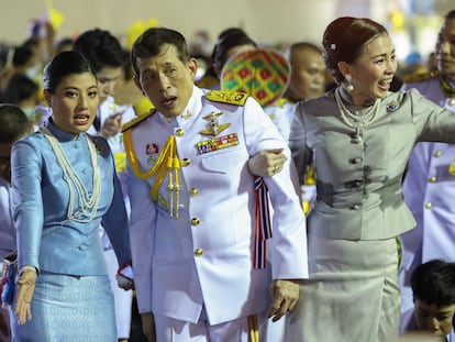 El rey de Tailandia Maha Vajiralongkorn junto a su hija, la princesa Sirivannavari Nariratan y, a la derecha, la reina Suthida en Bangkok el domingo.