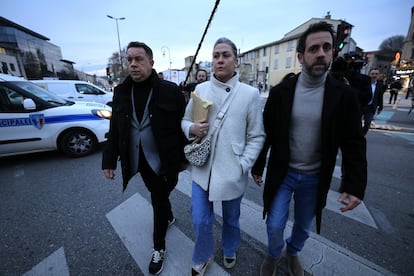 Caroline Darian (centro), junto a sus hermanos, David (izquierda) y Florian (derecha), este miércoles a su llegada a los juzgados.