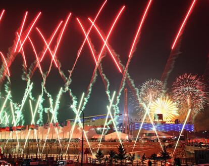 Fuegos artificiales durante la ceremonia de inauguración de los Juegos Olímpicos de Invierno 2018 en el estadio olímpico de Pyeongchang, el 9 de febrero de 2018. 
