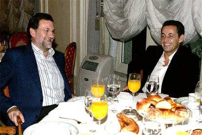 Rajoy y Sarkozy durante el desayuno de trabajo de hoy.