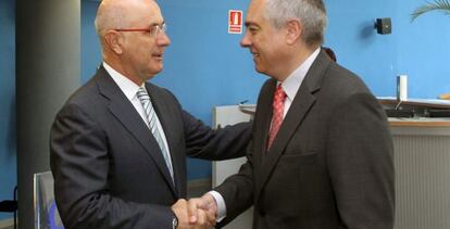Josep Antoni Duran Lleida saluda a Pere Navarro.