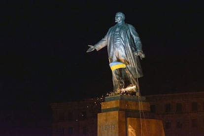 Cientos de manifestantes ucranianos han derribado una estatua erigida en honor al revolucionario soviético Vladimir Lenin en Járkov (Ucrania), el 28 de septiembre de 2014.