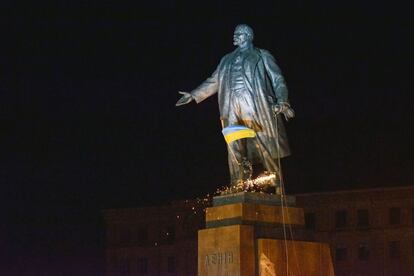 Cientos de manifestantes ucranianos han derribado una estatua erigida en honor al revolucionario soviético Vladimir Lenin en Járkov (Ucrania), el 28 de septiembre de 2014.