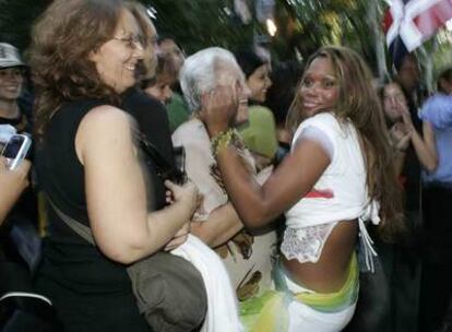 Un grupo de mujeres baile en los márgenes del desfile latino.