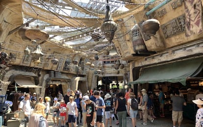 El zoco de tiendas de 'Galaxy's edge', en Disneyland, este jueves.