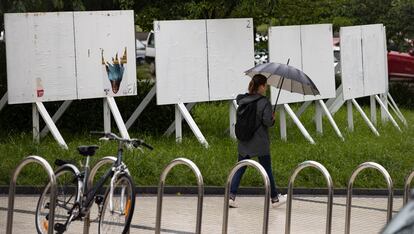 Paneles para carteles electorales en San Sebastián este jueves, antes del inicio de la campaña.