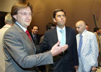 El investigador Carlos Simón (a la izquierda), junto al consejero de Sanidad valenciano, Vicente Rambla.
/ MÓNICA TORRES