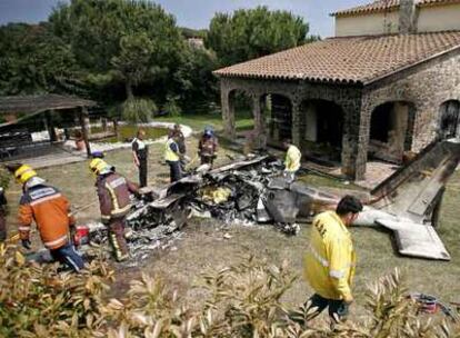 Los bomberos tardaron cuatro horas en rescatar los cadáveres de los dos fallecidos ayer en Sant Pere de Vilamajor.