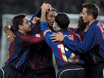 Xavi, Sergi, Cocu y Puyol abrazan a Kluivert tras el gol de éste, el primero del Barça ante el Zaragoza.